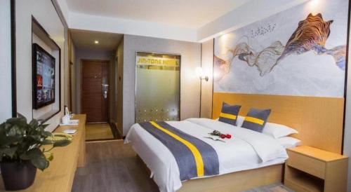 Postel nebo postele na pokoji v ubytování Jintone Hotel Beiliu Yongan Branch