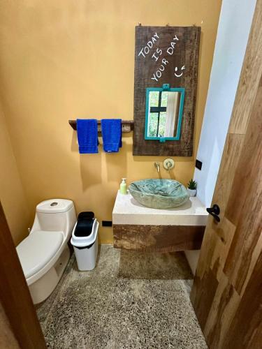 Bilik mandi di Casa de Bosque con Piscina