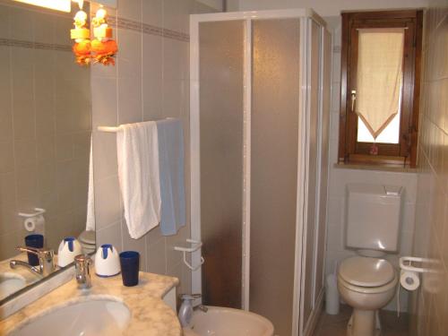 a bathroom with a sink and a toilet at Gli Oleandri in Capoliveri
