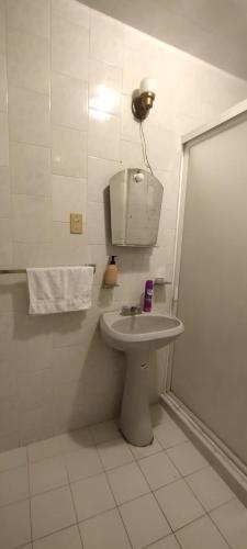 a bathroom with a toilet and a sink at Casa de huéspedes Chukum in Mexico City
