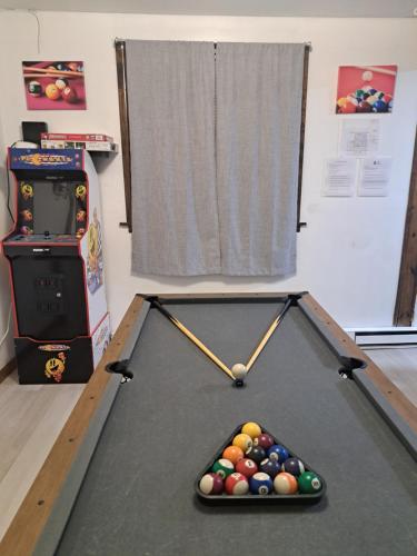 a snooker table with a pool and a machine at Fun Home in Pocono with Gameroom-Firpit-BBQ Grill-TV and AC in all rooms in Tobyhanna