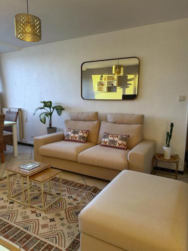 un salon avec un canapé et une table dans l'établissement La Proue du Navire - Vue Mer, à Toulon