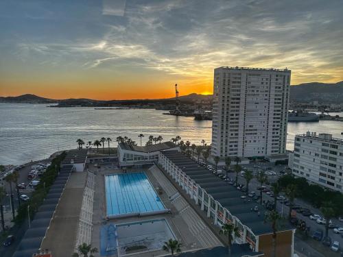 - une vue sur une ville avec une rivière et un bâtiment dans l'établissement La Proue du Navire - Vue Mer, à Toulon