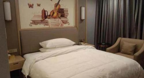 a hotel room with a bed and a chair at Vienna Hotel Zhejiang Lishui Qingtian Post Building in Lishui