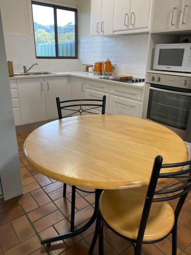 Dapur atau dapur kecil di Baudin Beach Holiday Units - Unit 1