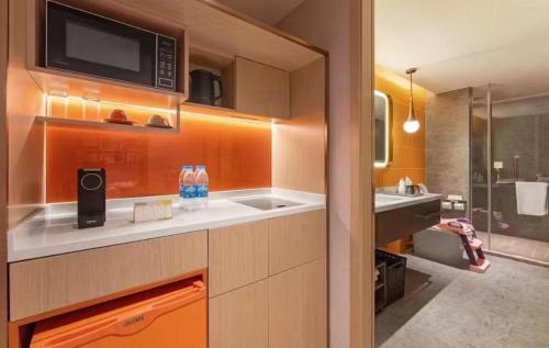 una cocina con fregadero y microondas en Home2 Suites by Hilton Xishuangbanna, en Jinghong