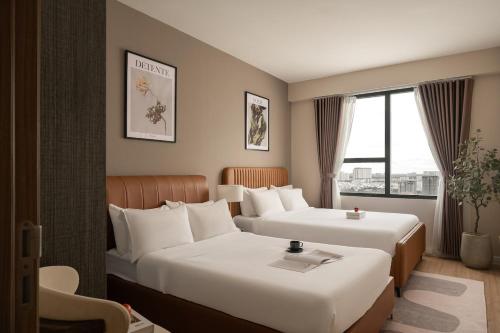 Una habitación de hotel con dos camas y una ventana. en Downtown Saigon, District 1, 3 Bedroom + 2 WC Modern Condo Near Bui Vien, en Ho Chi Minh