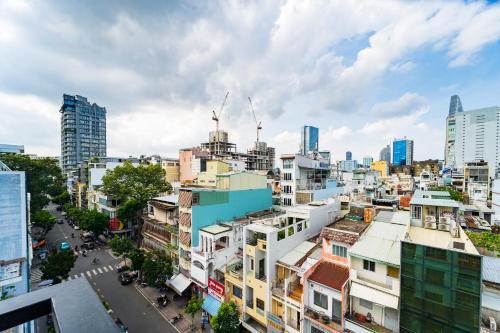 Pemandangan umum bagi Bandar Ho Chi Minh atau pemandangan bandar yang diambil dari hotel