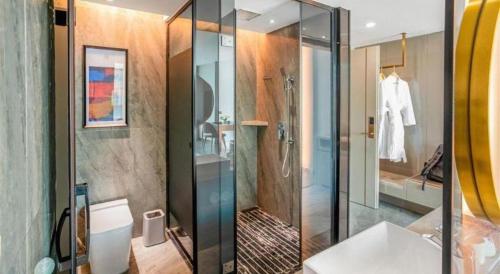 Bilik mandi di Tomeet Hotel