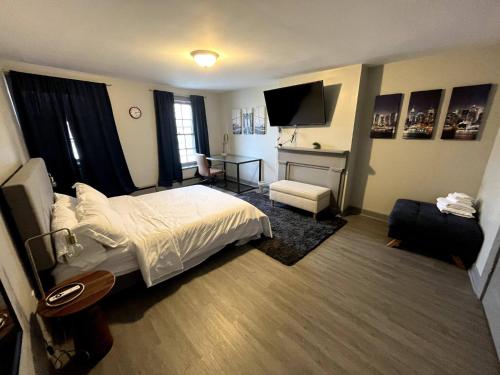 a hotel room with a bed and a television at Massive 5BD/4BA 3-Story Duplex @ Downtown Albany in Albany