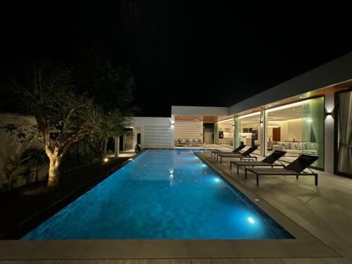 - une piscine dans une maison la nuit dans l'établissement The Nature Villa Phuket, à Rawai Beach