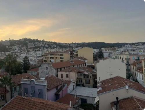 une vue d'une ville avec des bâtiments dans l'établissement rue des roses, à Nice