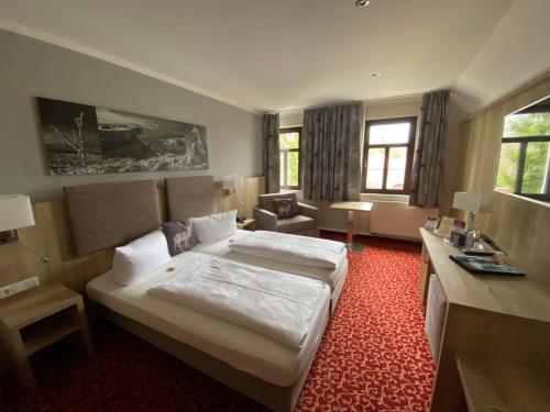 Кровать или кровати в номере Parkhotel Margaretenhof