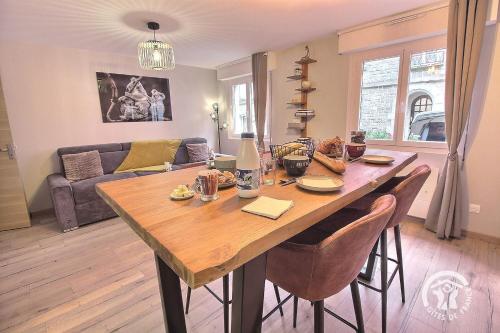 - une grande table en bois dans le salon dans l'établissement L'escapade du pressoir, à Dinan