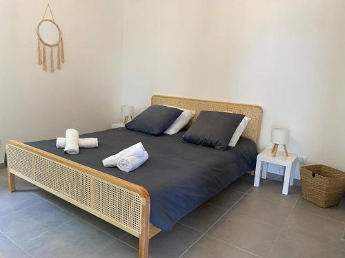 une chambre avec un grand lit avec deux oreillers dans l'établissement La maison dans la prairie fleurie, espace et calme, à Saint-Avit-Sénieur