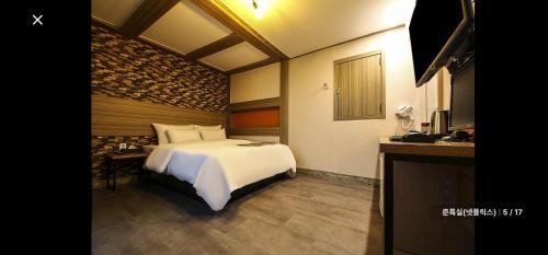 ソウルにあるRamon Hotelの部屋にある大きな白いベッドのある寝室