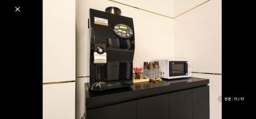 ソウルにあるRamon Hotelのコーヒーメーカー、電子レンジ(カウンター内)