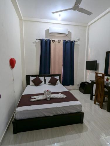 A bed or beds in a room at Trinco Star Hotel