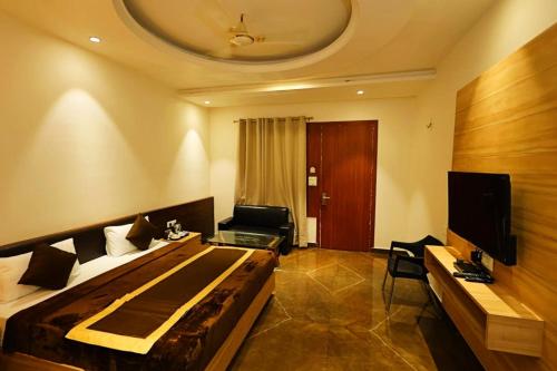Una televisión o centro de entretenimiento en HOTEL Darbar-E-Khas Near Bypass Road - Providing Restaurant - Parking And Free Wi-fi Facility - A Luxurious Hotel In Bareily