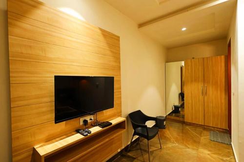 Una televisión o centro de entretenimiento en HOTEL Darbar-E-Khas Near Bypass Road - Providing Restaurant - Parking And Free Wi-fi Facility - A Luxurious Hotel In Bareily