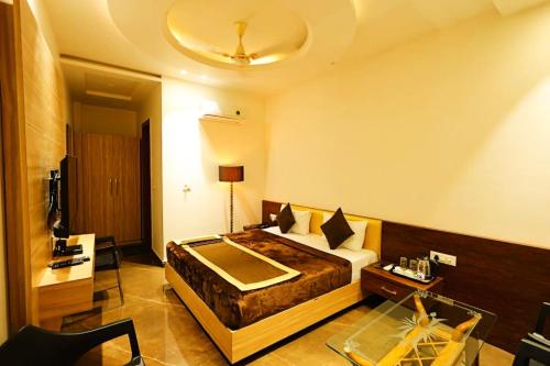 Una televisión o centro de entretenimiento en HOTEL Darbar-E-Khas Near Bypass Road - Providing Restaurant - Parking And Free Wi-fi Facility - A Luxurious Hotel In Bareily