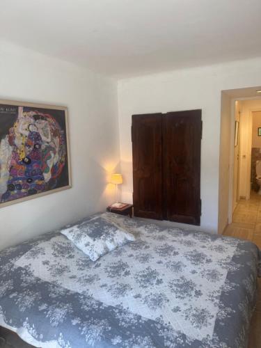 une chambre avec un lit et un tableau au mur dans l'établissement Villa golfe st tropez area & swimming pool, à Grimaud