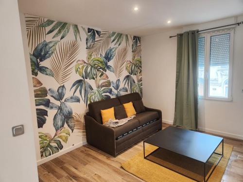 un salon avec un canapé et une table basse dans l'établissement Studio calme, à Saint-Étienne