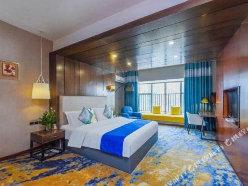 une grande chambre avec un grand lit et un bureau dans l'établissement IF Hotel, à Chongqing
