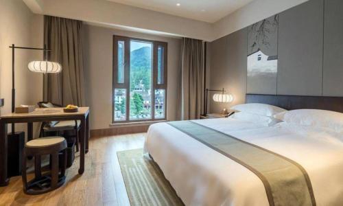 Ένα ή περισσότερα κρεβάτια σε δωμάτιο στο Dongya Hotel
