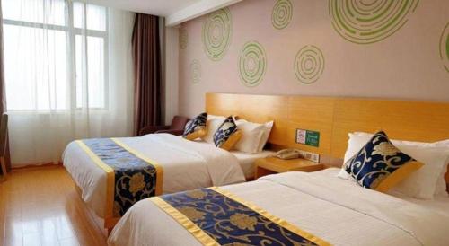 a hotel room with two beds in a room at GreenTree Inn Shanghai Fengxian District Xiaotang Metro Station in Shanghai