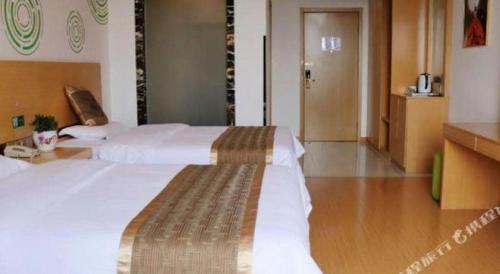 a hotel room with two beds in a room at GreenTree Inn Shanghai Fengxian District Xiaotang Metro Station in Shanghai