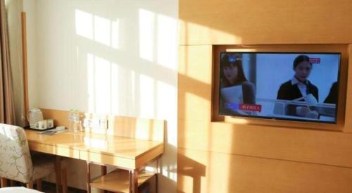 Televisyen dan/atau pusat hiburan di GreenTree Inn Binzhou Bus Station