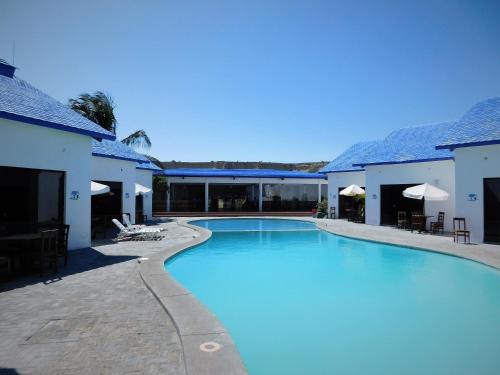 une grande piscine à côté d'un bâtiment dans l'établissement Sunset Bay Colan, à Colán