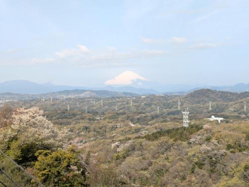 a view of a mountain in the distance at 大磯シーサイドハウス 海まで3分 駅近の一軒家 in Oiso