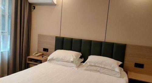 Katil atau katil-katil dalam bilik di GreenTree Inn Yangzhou Slender West Lake Wencheng Attic Express Hotel
