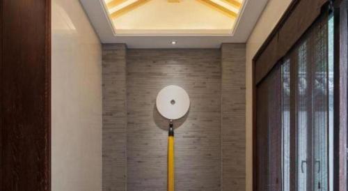 a ceiling with a light on a pole in a room at Xian Huaqingyutang Hotel in Xi'an