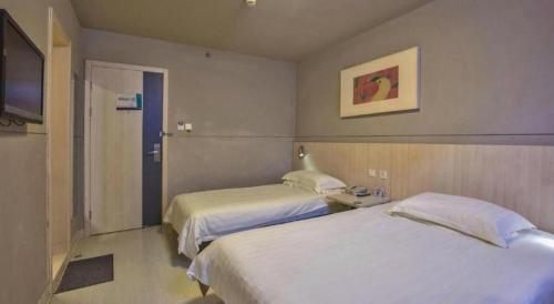 Cama o camas de una habitación en Jinjiang Inn Taizhou Huangyan Jiufeng Park