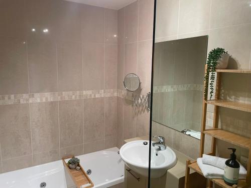 Un baño con lavabo, inodoro y ducha. en Chalet Hotham 12, en Monte Hotham