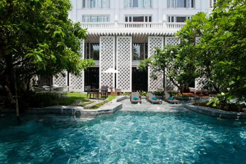 a swimming pool in front of a building at Hua Chang Heritage Hotel in Bangkok