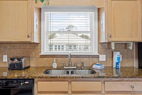 Snowbird-Private Pool, pet friendly, Golf cart friendlyにあるキッチンまたは簡易キッチン