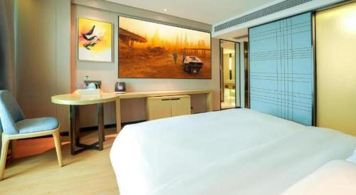 Postel nebo postele na pokoji v ubytování Echarm Hotel Yangjiang Baili Plaza