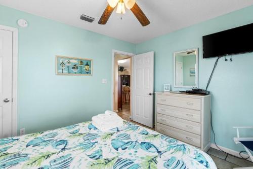 Snowbird-Private Pool, pet friendly, Golf cart friendlyにあるテレビまたはエンターテインメントセンター