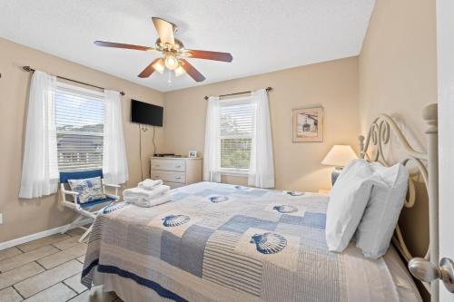 Snowbird-Private Pool, pet friendly, Golf cart friendlyにあるベッド