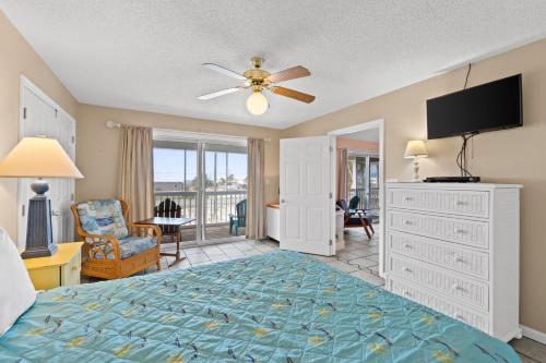 Snowbird-Private Pool, pet friendly, Golf cart friendlyにあるテレビまたはエンターテインメントセンター