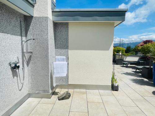 a bathroom with a shower on the side of a building at Grosse Terrasse mit Privatsphäre & Aussendusche in Siebnen
