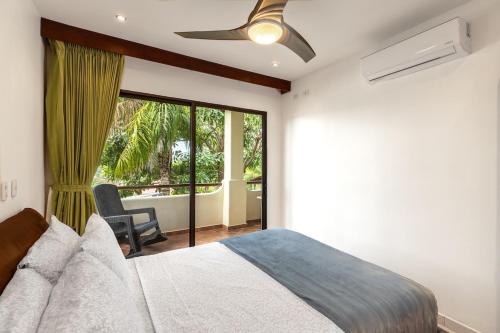 Rúm í herbergi á Rustic 2bed2bath Condo With Sunset View