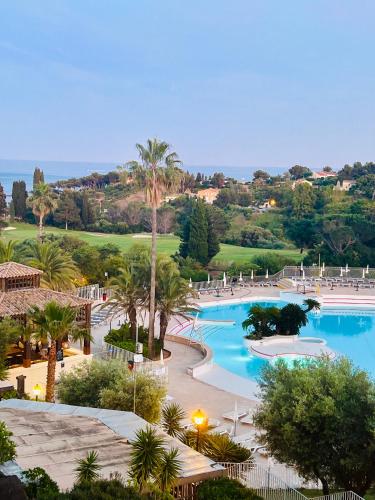 Bazén v ubytování Cap Esterel - Duplex avec 2 terrasses dont une tropezienne, piscines et loisirs nebo v jeho okolí