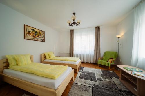 Katil atau katil-katil dalam bilik di Akác Apartmanház