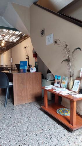 una habitación con una mesa y un escritorio con una mesa sidx sidx sidx en Hostal La Pachamama, en Salta