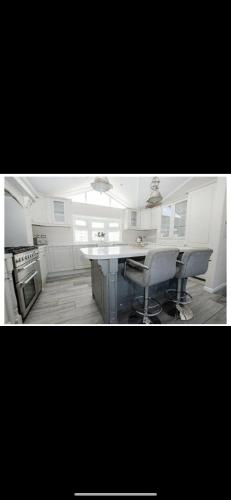 two pictures of a kitchen with a table and chairs at Luxury Lodge Escapes in Netley